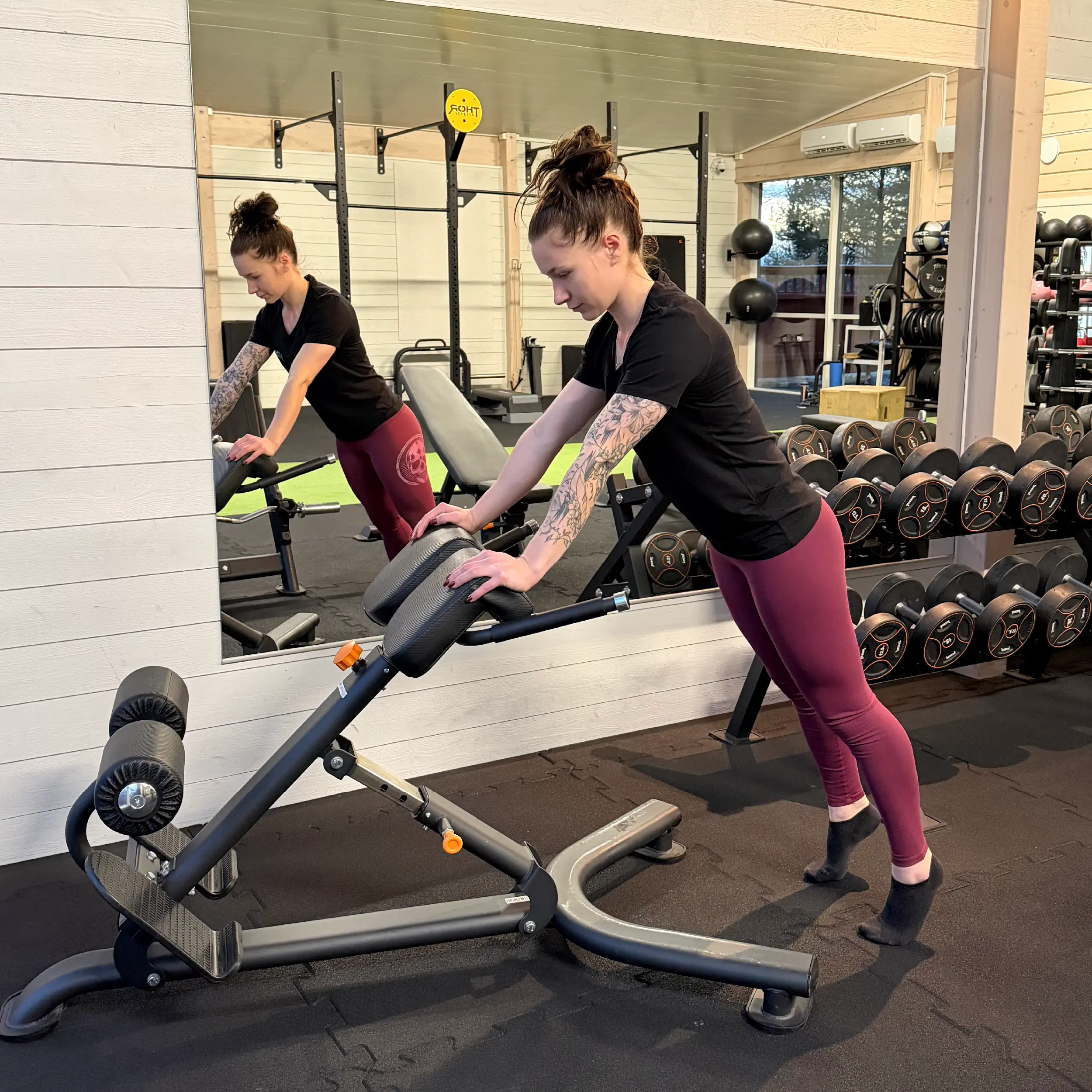 Lutande armhävningar mot bänk eller låda